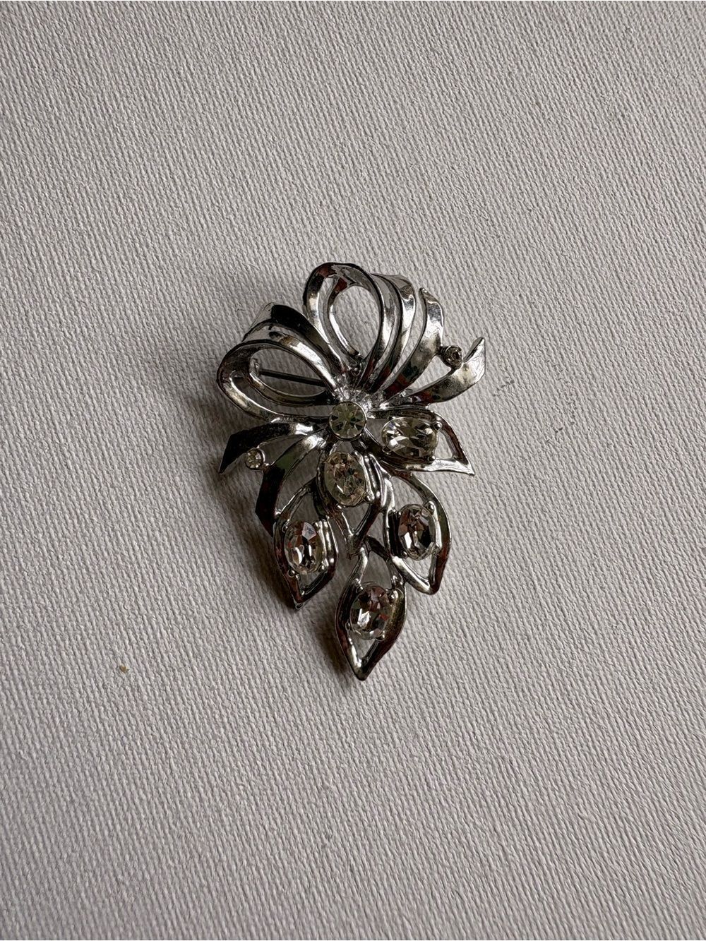 Vintage Silver Floral Crystal Brooch Pin Retro Rhinestone Statement Jewelry